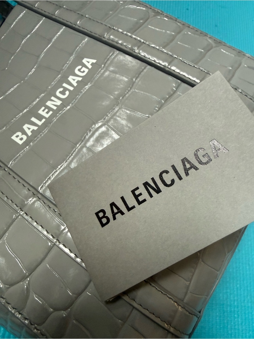 BALENCIAGA
Shiny Calfskin Logo Crocodile Embossed Everyday Tote Grey - Picture 3 of 14